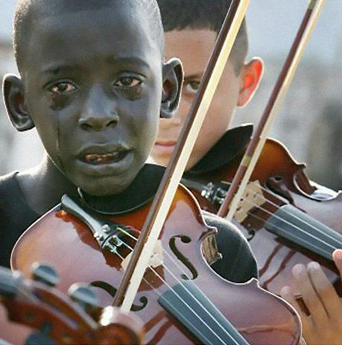 Cậu bé Diego Frazão Torquato người Brazil, 12 tuổi, chơi violon trong đám tang của giáo viên dạy nhạc. Người giáo viên này đã giúp cậu bé thoát khỏi nghèo đói và bạo lực bằng âm nhạc.